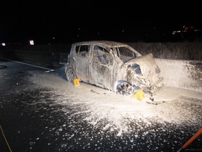 FW-MH: Verkehrsunfall auf der A40: 4 Verletzte, 3 beteiligte PKW, 1 PKW in Vollbrand!