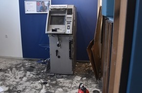 Polizei Aachen: POL-AC: Geldautomat in Unigebäude beschädigt - Täter flüchten ohne Beute