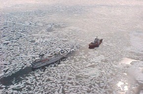 Hapag-Lloyd Cruises: Hapag-Lloyd Kreuzfahrten meldet erfolgreichen Abschluss der
Arktis-Saison 2002: MS HANSEATIC bezwingt Nordwest-Passage, MS BREMEN
umrundet Spitzbergen.