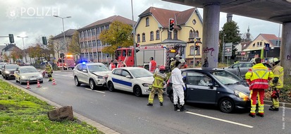 Polizeipräsidium Westpfalz: POL-PPWP: Bei Auffahrunfall Autos aufeinander geschoben