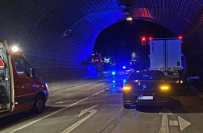 Polizei Mettmann: POL-ME: Kurze Tunnelsperrung nach Verkehrsunfall mit Trunkenheit - Velbert - 2208029