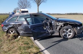 Polizeiinspektion Celle: POL-CE: Hermannsburg/Oldendorf - Unfall zwischen Trecker und Pkw endet am Straßenbaum - Eine Person leicht verletzt