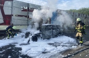 Feuerwehr Solingen: FW-SG: Rauchs&auml;ule weist Einsatzkr&auml;ften den Weg, PKW-Brand auf der BAB 46 glimpflich ausgegangen
