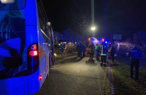 Freiwillige Feuerwehr Borgentreich: FW Borgentreich: Unfall mir einem Linenbus. Durch den Unfall wurde niemand verletzt. Alle beteiligten hatten großes Glück.