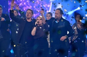 The Voice of Germany: Strahlende Siegerin! Charley Ann Schmutzler ist "The Voice of Germany" 2014 / Tagessieg für das Finale der Musikshow in SAT.1 / Single "Blue Heart" auf Platz 1 (FOTO)