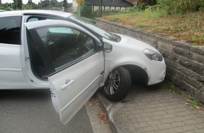 Polizei Rheinisch-Bergischer Kreis: POL-RBK: Leichlingen - Renault kracht in geparkten Peugeot