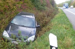 Polizei Bielefeld: POL-BI: Totalschaden: Pkw rutscht wegen überholenden Lkw in den Graben