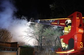 Feuerwehr Dresden: FW Dresden: Brand einer Scheune in der Karpatenstraße - Übergreifen auf Wohnhaus wurde verhindert