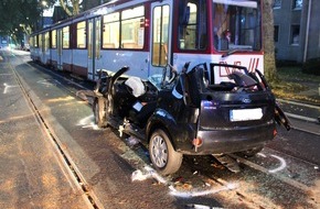 Polizei Duisburg: POL-DU: Marxloh: Frontalzusammenstoß zwischen Auto und Straßenbahn - 60-jährige schwerverletzt