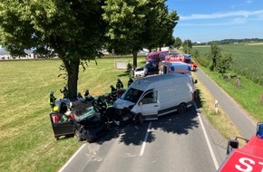 Polizeiinspektion Stade: POL-STD: Beckdorf: Schwerer Verkehrsunfall im Begegnungsverkehr