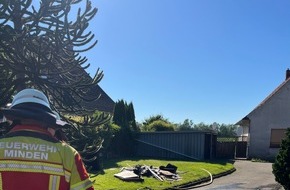 Feuerwehr Minden: FW Minden: Brennender Holzhaufen am Pfingstmontag