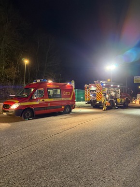 FW-EN: Feuerwehr und THW beseitigen umgestürzten Baum an Wohn- und Geschäftsgebäude