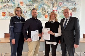 Polizei Paderborn: POL-PB: Courageehrung: Zwei couragierte Zeugen f&uuml;r Hilfeleistung geehrt