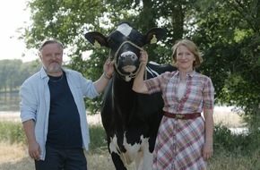 ARD Das Erste: Das Erste / "Die schönste Kuh der Welt" (AT): Letzte Klappe für Dagmar Manzel, Axel Prahl und die schönste Kuh Brandenburgs in einer ARD-Degeto-Komödie