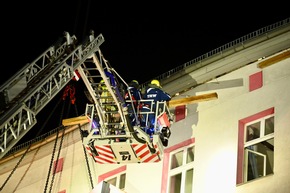 THW LVBEBBST: THW stabilisiert einsturzgefährdeten Dachstuhl in Berlin Mitte