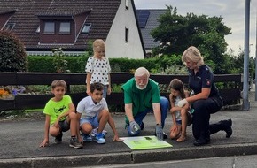 Polizei Wolfsburg: POL-WOB: Schulwegsicherung - Polizei und Verkehrswacht markieren gelbe Füße