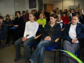 POL-GOE: (317) Girls&#039; Day 2002: 70 Mädchen besuchen die Polizei