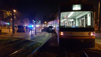 Polizeipräsidium Rheinpfalz: POL-PPRP: Verkehrsunfall zwischen Pkw und Straßenbahn