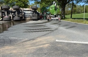 Freiwillige Feuerwehr Kalkar: Feuerwehr Kalkar: Umgekippter Traktor mit G&uuml;llefass sorgt f&uuml;r Verkehrsst&ouml;rungen in Kehrum