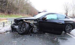 Kreispolizeibehörde Höxter: POL-HX: Unter Drogeneinfluss Unfall auf B 64 verursacht