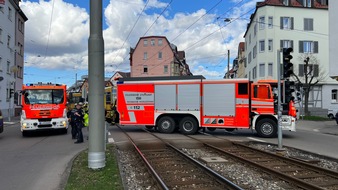 Feuerwehr Stuttgart: FW Stuttgart: Stra&szlig;enbahnunfall - Feuerwehr befreit Person