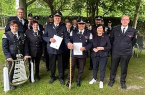 Feuerwehren im Kreis Soest: FW Kreis Soest: Siggi Wrede zum neuen Kreisstabführer ernannt / Premiere des Kreisspielmannszuges