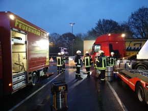 FW-WRN: TH_1 - LKW mit defektem Diesel Tank am Rasthof