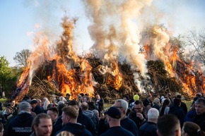 FW Wathlingen: Stimmungsvolles Osterfeuer in Großmoor bei bestem Wetter