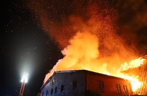 Kreisfeuerwehrverband Segeberg: FW-SE: Feuer zerstört Wohnanlage
