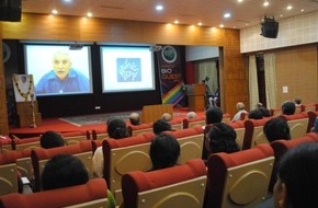 Amma Media Relations: Nobelpreisträger Lee Hartwell hält Hauptrede an der Konferenz Amrita Bioquest der Amrita University / Die Amrita University wurde von der indischen humanitären Aktivistin Amma gegründet (Bild)