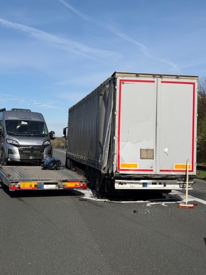 FW Helmstedt: Verkehrsunfall LKW, auslaufende Fl&uuml;ssigkeiten