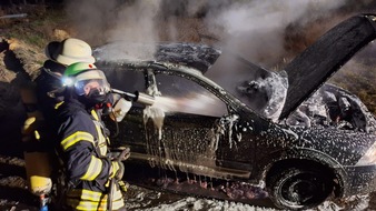 Freiwillige Feuerwehr der Stadt Bergen: FFW Bergen: Brennt PKW auf B3 bei Grünewald
