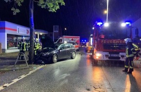 Freiwillige Feuerwehr Gemeinde Schiffdorf: FFW Schiffdorf: Pkw prallt frontal gegen Baum
