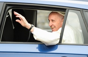 Skoda Auto Deutschland GmbH: Papst Franziskus nutzt SKODA RAPID SPACEBACK bei Irland-Besuch (FOTO)
