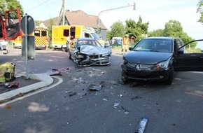 Polizei Rheinisch-Bergischer Kreis: POL-RBK: Wermelskirchen - Zwei Verletzte nach Kollision im Kreuzungsbereich