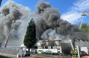 Feuerwehr Essen: FW-E: Große Rauchwolke über Essen - Feuer in Kfz-Werkstatt führt zu Explosionen und NINA-Warnung