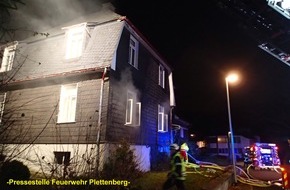 Feuerwehr Plettenberg: FW-PL: OT-Holthausen. Brand in leerstehendem Wohnhaus. Verdacht der Brandstiftung.