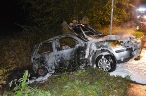 Kreispolizeibehörde Herford: POL-HF: Auto geht in Flammen auf - Fahrer flüchtet zu Fuß