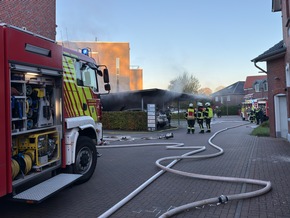 FW-AUR: Brennende Autos greifen auf Unterstand über