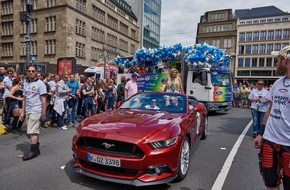 Ford-Werke GmbH: Ford Mustang im Christopher Street Day (FOTO)