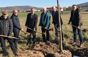 Bund deutscher Baumschulen (BdB) e.V.: Mit Bäumen dem Klimawandel entgegenwirken: Bundestagsabgeordneter Christian Haase (CDU/CSU) und BdB-Präsident Helmut Selders pflanzen eine Kaiserlinde im nordrhein-westfälischen Lügde