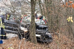 Feuerwehr Lennestadt: FW-OE: Verkehrsunfall mit zwei Verletzten - schonende Rettung durch die Feuerwehr