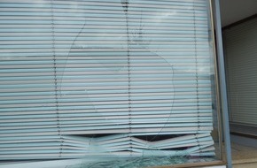 Polizeidirektion Montabaur: POL-PDMT: Schaufensterscheibe eingeschlagen