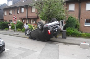 Feuerwehr Bottrop: FW-BOT: Verkehrsunfall; PKW liegt auf dem Dach