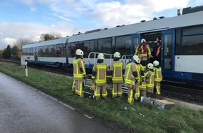 Feuerwehr Grevenbroich: FW Grevenbroich: Radfahrer bei Kollision mit Regionalbahn tödlich verletzt / Mehrstündige Streckensperrung zwischen Neuss und Grevenbroich