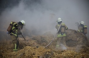 Kreisfeuerwehrverband Segeberg: FW-SE: 36 Rundballen brennen auf einem Traktorgespann