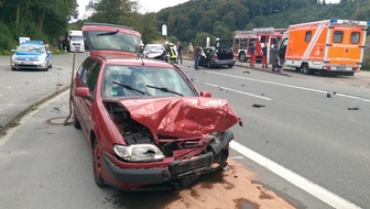 Feuerwehr Lennestadt: FW-OE: Verkehrsunfall mit vier beteiligten PKW, 1 Fahrer leicht verletzt