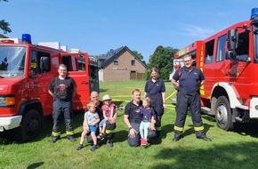 Freiwillige Feuerwehr Bedburg-Hau: FW-KLE: Probesitzen im Löschfahrzeug / Freiwillige Feuerwehr Bedburg-Hau besucht den Kindergarten Lebenswiese
