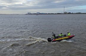Feuerwehr Bremerhaven: FW Bremerhaven: Alarmübung auf der Weser vor Bremerhaven