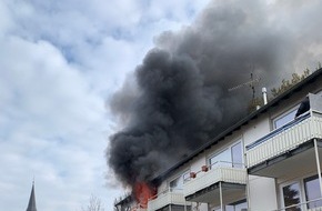 Feuerwehr Erkrath: FW-Erkrath: Wohnungsbrand mit Menschenrettung - Eine verletzte Person
